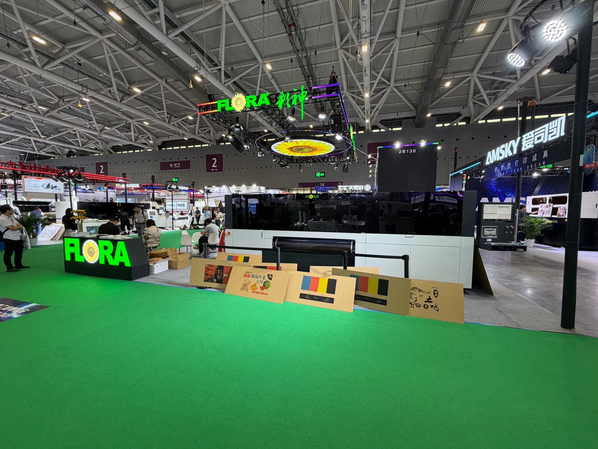 Стенд Flora на выставке WEPACK 2026 с образцами печати и логотипом