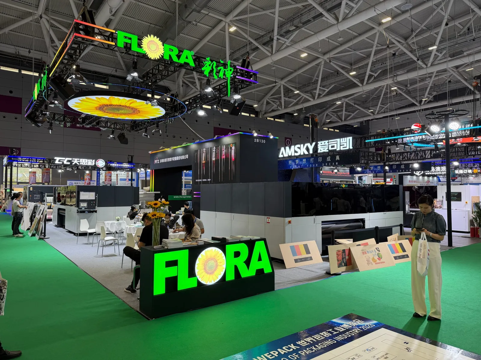Стенд Flora с оборудованием и образцами печати на выставке WEPACK 2026